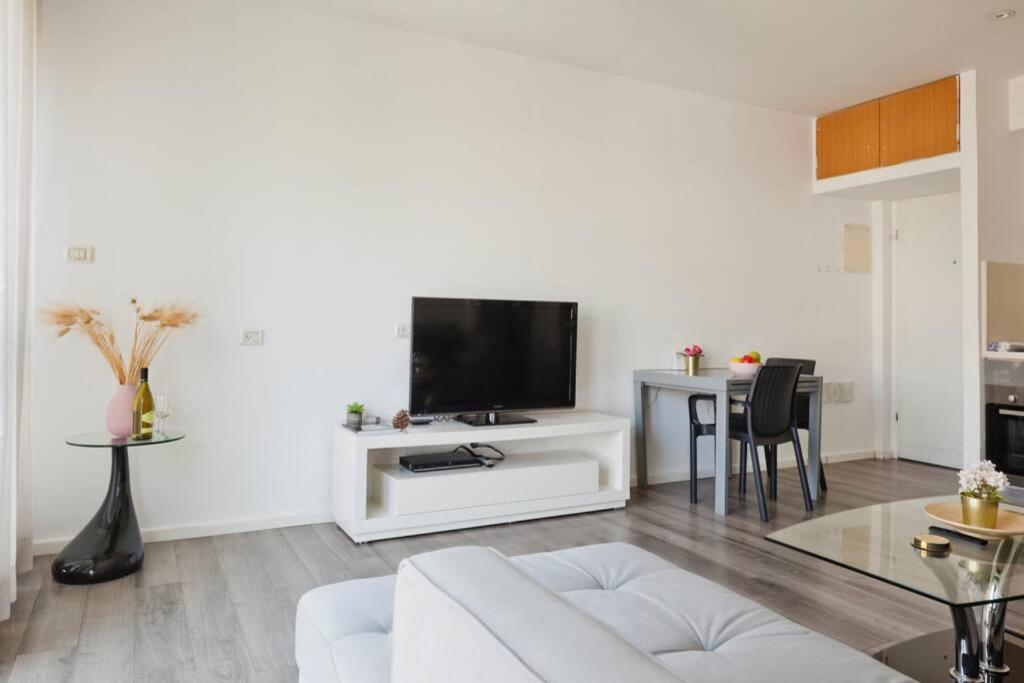 Big Apartment Next To Gordon Beach Plus Free Parking Tel Aviv Dış mekan fotoğraf